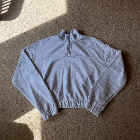 Cropped Sweatshirt - Picture 2 of 4
